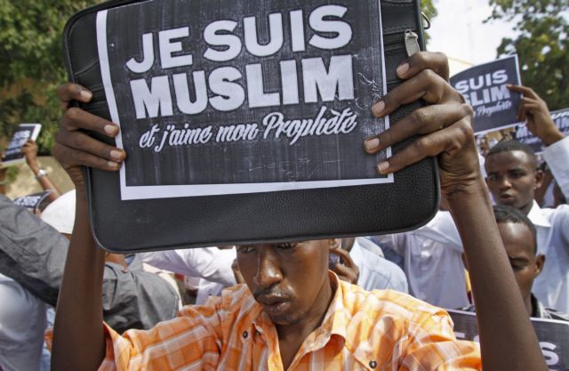 Πυρπολήθηκαν εκκλησίες στο Νίγηρα, οργή μουσουλμάνων για το Charlie Hebdo